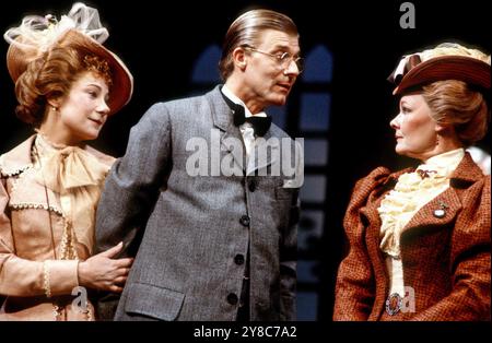 l-r: Zoe Wanamaker (On. Gwendolen Fairfax), Martin Jarvis (John Worthing MP), Judi Dench (Lady Bracknell) in THE IMPORTANCE OF BEING EARNEST di Oscar Wilde al Lyttelton Theatre, National Theatre (NT), Londra 16/09/1982 Design & Lighting: John Bury direttore: Peter Hall Foto Stock