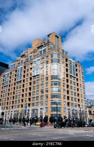 Edificio residenziale e per uffici a Toronto, la capitale economica del Canada nella provincia dell'Ontario il 19 aprile 2023. Batiment d Housation et de bu Foto Stock