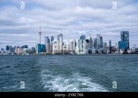 Paesaggio del lago Ontario con torri residenziali e uffici e la CN Tower, un punto di riferimento architettonico di Toronto, la capitale economica del Canad Foto Stock