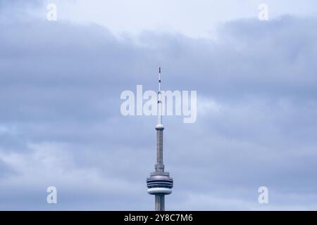 La CN Tower, un punto di riferimento architettonico di Toronto, la capitale economica del Canada nella provincia dell'Ontario il 19 aprile 2023. La Tour CN, emblema ar Foto Stock