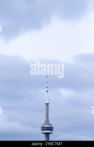 La CN Tower, un punto di riferimento architettonico di Toronto, la capitale economica del Canada nella provincia dell'Ontario il 19 aprile 2023. La Tour CN, emblema ar Foto Stock