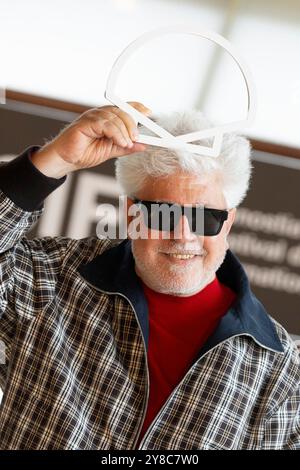 Donostia, Spagna. 26 settembre 2024. Pedro Almodovar partecipa alla chiamata fotografica "la Habitacion De al Lado/The Room Next Door" durante il 72° Festival Internazionale del Cinema di San Sebastian al Palazzo Kursaal. (Foto di Nacho Lopez/SOPA Images/Sipa USA) credito: SIPA USA/Alamy Live News Foto Stock