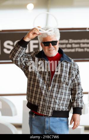 Donostia, Spagna. 26 settembre 2024. Pedro Almodovar partecipa alla chiamata fotografica "la Habitacion De al Lado/The Room Next Door" durante il 72° Festival Internazionale del Cinema di San Sebastian al Palazzo Kursaal. (Foto di Nacho Lopez/SOPA Images/Sipa USA) credito: SIPA USA/Alamy Live News Foto Stock