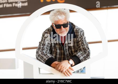 Donostia, Spagna. 26 settembre 2024. Pedro Almodovar partecipa alla chiamata fotografica "la Habitacion De al Lado/The Room Next Door" durante il 72° Festival Internazionale del Cinema di San Sebastian al Palazzo Kursaal. (Foto di Nacho Lopez/SOPA Images/Sipa USA) credito: SIPA USA/Alamy Live News Foto Stock