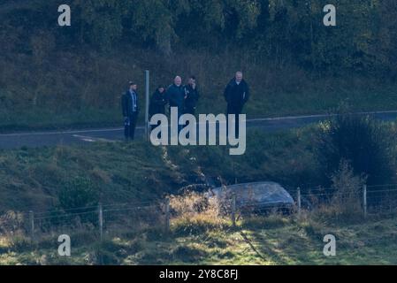 4 ottobre 2024. B851 Road vicino Daviot, Inverness, Scozia. Questa e' la scena dell'auto che e' andata fuori strada e che e' scoppiata in fiamme uccidendo una persona all'interno del veicolo. La polizia ha rilasciato questo PR - Un portavoce della polizia scozzese ha detto: "Stiamo indagando sulla morte del conducente di un veicolo che ha lasciato la carreggiata della B851 vicino a Inverness poco dopo le 11,20 di mercoledì 2 ottobre 2024. Le richieste di informazioni rimangono in corso. Le circostanze sono state deferite al Commissario per le indagini e il riesame della polizia." - Ci sono anche informazioni sui testimoni che hanno coinvolto gli agenti della polizia armata. Foto Stock