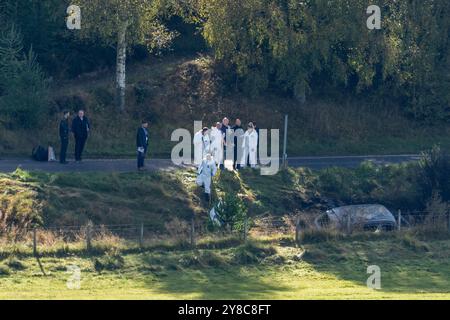 4 ottobre 2024. B851 Road vicino Daviot, Inverness, Scozia. Questa e' la scena dell'auto che e' andata fuori strada e che e' scoppiata in fiamme uccidendo una persona all'interno del veicolo. La polizia ha rilasciato questo PR - Un portavoce della polizia scozzese ha detto: "Stiamo indagando sulla morte del conducente di un veicolo che ha lasciato la carreggiata della B851 vicino a Inverness poco dopo le 11,20 di mercoledì 2 ottobre 2024. Le richieste di informazioni rimangono in corso. Le circostanze sono state deferite al Commissario per le indagini e il riesame della polizia." - Ci sono anche informazioni sui testimoni che hanno coinvolto gli agenti della polizia armata. Foto Stock