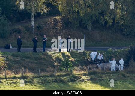 4 ottobre 2024. B851 Road vicino Daviot, Inverness, Scozia. Questa e' la scena dell'auto che e' andata fuori strada e che e' scoppiata in fiamme uccidendo una persona all'interno del veicolo. La polizia ha rilasciato questo PR - Un portavoce della polizia scozzese ha detto: "Stiamo indagando sulla morte del conducente di un veicolo che ha lasciato la carreggiata della B851 vicino a Inverness poco dopo le 11,20 di mercoledì 2 ottobre 2024. Le richieste di informazioni rimangono in corso. Le circostanze sono state deferite al Commissario per le indagini e il riesame della polizia." - Ci sono anche informazioni sui testimoni che hanno coinvolto gli agenti della polizia armata. Foto Stock