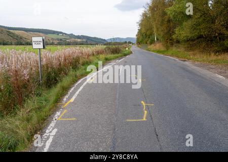 4 ottobre 2024. B851 Road vicino Daviot, Inverness, Scozia. Questa e' la scena dell'auto che e' andata fuori strada e che e' scoppiata in fiamme uccidendo una persona all'interno del veicolo. La polizia ha rilasciato questo PR - Un portavoce della polizia scozzese ha detto: "Stiamo indagando sulla morte del conducente di un veicolo che ha lasciato la carreggiata della B851 vicino a Inverness poco dopo le 11,20 di mercoledì 2 ottobre 2024. Le richieste di informazioni rimangono in corso. Le circostanze sono state deferite al Commissario per le indagini e il riesame della polizia." - Ci sono anche informazioni sui testimoni che hanno coinvolto gli agenti della polizia armata. Foto Stock