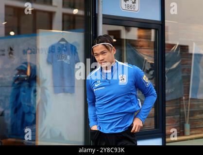 München, Germania 02. Oktober 2024: Fussball, Herren, 3.Liga, Saison 2024/2025, TSV 1860 München, training, Grünwalder Strasse 114 Soichiro Kozuki (TSV 1860 München) Kopf, Oberkörper auf dem Weg zum Trainingsplatz Foto Stock