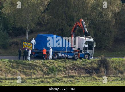 4 ottobre 2024. B851 Road vicino Daviot, Inverness, Scozia. Questa e' la scena dell'auto che e' andata fuori strada e che e' scoppiata in fiamme uccidendo una persona all'interno del veicolo. La polizia ha rilasciato questo PR - Un portavoce della polizia scozzese ha detto: "Stiamo indagando sulla morte del conducente di un veicolo che ha lasciato la carreggiata della B851 vicino a Inverness poco dopo le 11,20 di mercoledì 2 ottobre 2024. Le richieste di informazioni rimangono in corso. Le circostanze sono state deferite al Commissario per le indagini e il riesame della polizia." - Ci sono anche informazioni sui testimoni che hanno coinvolto gli agenti della polizia armata. Foto Stock