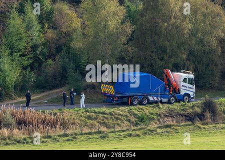 4 ottobre 2024. B851 Road vicino Daviot, Inverness, Scozia. Questa e' la scena dell'auto che e' andata fuori strada e che e' scoppiata in fiamme uccidendo una persona all'interno del veicolo. La polizia ha rilasciato questo PR - Un portavoce della polizia scozzese ha detto: "Stiamo indagando sulla morte del conducente di un veicolo che ha lasciato la carreggiata della B851 vicino a Inverness poco dopo le 11,20 di mercoledì 2 ottobre 2024. Le richieste di informazioni rimangono in corso. Le circostanze sono state deferite al Commissario per le indagini e il riesame della polizia." - Ci sono anche informazioni sui testimoni che hanno coinvolto gli agenti della polizia armata. Foto Stock