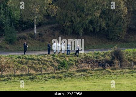 4 ottobre 2024. B851 Road vicino Daviot, Inverness, Scozia. Questa e' la scena dell'auto che e' andata fuori strada e che e' scoppiata in fiamme uccidendo una persona all'interno del veicolo. La polizia ha rilasciato questo PR - Un portavoce della polizia scozzese ha detto: "Stiamo indagando sulla morte del conducente di un veicolo che ha lasciato la carreggiata della B851 vicino a Inverness poco dopo le 11,20 di mercoledì 2 ottobre 2024. Le richieste di informazioni rimangono in corso. Le circostanze sono state deferite al Commissario per le indagini e il riesame della polizia." - Ci sono anche informazioni sui testimoni che hanno coinvolto gli agenti della polizia armata. Foto Stock