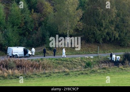 4 ottobre 2024. B851 Road vicino Daviot, Inverness, Scozia. Questa e' la scena dell'auto che e' andata fuori strada e che e' scoppiata in fiamme uccidendo una persona all'interno del veicolo. La polizia ha rilasciato questo PR - Un portavoce della polizia scozzese ha detto: "Stiamo indagando sulla morte del conducente di un veicolo che ha lasciato la carreggiata della B851 vicino a Inverness poco dopo le 11,20 di mercoledì 2 ottobre 2024. Le richieste di informazioni rimangono in corso. Le circostanze sono state deferite al Commissario per le indagini e il riesame della polizia." - Ci sono anche informazioni sui testimoni che hanno coinvolto gli agenti della polizia armata. Foto Stock