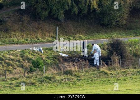 4 ottobre 2024. B851 Road vicino Daviot, Inverness, Scozia. Questa e' la scena dell'auto che e' andata fuori strada e che e' scoppiata in fiamme uccidendo una persona all'interno del veicolo. La polizia ha rilasciato questo PR - Un portavoce della polizia scozzese ha detto: "Stiamo indagando sulla morte del conducente di un veicolo che ha lasciato la carreggiata della B851 vicino a Inverness poco dopo le 11,20 di mercoledì 2 ottobre 2024. Le richieste di informazioni rimangono in corso. Le circostanze sono state deferite al Commissario per le indagini e il riesame della polizia." - Ci sono anche informazioni sui testimoni che hanno coinvolto gli agenti della polizia armata. Foto Stock