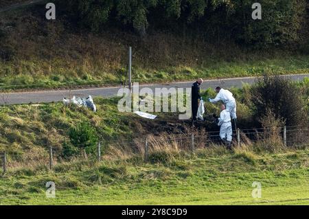 4 ottobre 2024. B851 Road vicino Daviot, Inverness, Scozia. Questa e' la scena dell'auto che e' andata fuori strada e che e' scoppiata in fiamme uccidendo una persona all'interno del veicolo. La polizia ha rilasciato questo PR - Un portavoce della polizia scozzese ha detto: "Stiamo indagando sulla morte del conducente di un veicolo che ha lasciato la carreggiata della B851 vicino a Inverness poco dopo le 11,20 di mercoledì 2 ottobre 2024. Le richieste di informazioni rimangono in corso. Le circostanze sono state deferite al Commissario per le indagini e il riesame della polizia." - Ci sono anche informazioni sui testimoni che hanno coinvolto gli agenti della polizia armata. Foto Stock