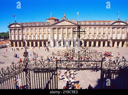 Palazzo Raxoi visto dalla cattedrale. Santiago de Compostela, La Coruña provincia, Galizia, Spagna. Foto Stock