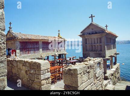 Tipici horreos sul mare. Combarro, provincia di Pontevedra, Galizia, Spagna. Foto Stock