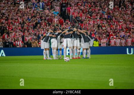 Bilbao, Spagna, 3 ottobre 2024: I giocatori dell'AZ Alkmaar ascoltano le istruzioni finali durante la fase a gironi della seconda fase UEFA Europa League 2024-25 tra Athletic Club e AZ Alkmaar il 3 ottobre 2024 allo stadio San Mamés di Bilbao, Spagna. (Foto di Alberto Brevers/Pacific Press/Sipa USA) Foto Stock