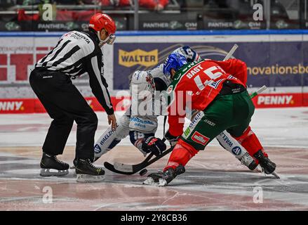 Augusta, Germania. 2 ottobre 2024. Linesperson David Tschirner fuehrt ein bully aus zwischen Eric Cornel (Iserlohn Roosters, n. 18) e Jason Bast (Augsburger Panther, n. 45). GER, Augsburger Panther gegen Iserlohn Roosters, Eishockey, DEL, 5. Spieltag, Saison 2024/2025, 02.10.2024. Foto: Eibner-Pressefoto/Heiko Feiner credito: dpa/Alamy Live News Foto Stock