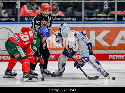 Augusta, Germania. 2 ottobre 2024. Linesperson David Tschirner fuehrt ein bully aus, welches Shane Gersich (Iserlohn Roosters, #9) gegen Riley Damiani (Augsburger Panther, #19) gewinnt. GER, Augsburger Panther gegen Iserlohn Roosters, Eishockey, DEL, 5. Spieltag, Saison 2024/2025, 02.10.2024. Foto: Eibner-Pressefoto/Heiko Feiner credito: dpa/Alamy Live News Foto Stock