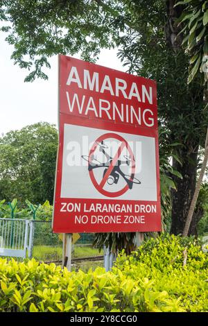 Nessun cartello bilingue con droni in malese e inglese che proibisca di volare droni sopra il porto di Klang, Malesia Foto Stock