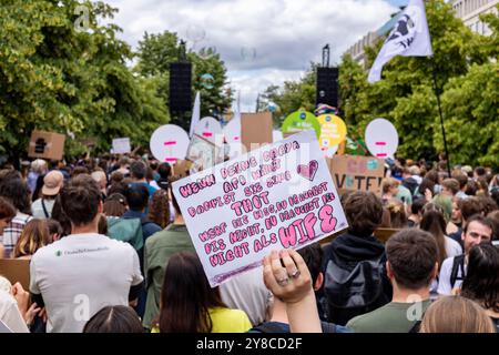 Berlino, Germania 31-5-2024 attivista mostra un segno autofatto contro il partito AfD, durante un venerdì per la futura manifestazione nella capitale tedesca. Foto Stock