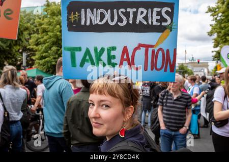 Berlino, Germania 31-5-2024 attivista mostra un'industria autofatta di askind di segnali per agire sulle questioni del cambiamento climatico, durante un venerdì per i futuri demoni Foto Stock