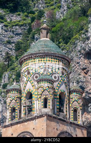 Dettaglio del campanile della Cattedrale di Amalfi visto dal basso Foto Stock