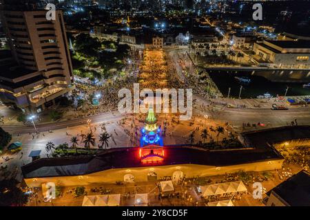 Splendida vista aerea della città di Cartagena, nella città fortificata coloniale, e del Monumento alla Torre dell'Orologio Foto Stock