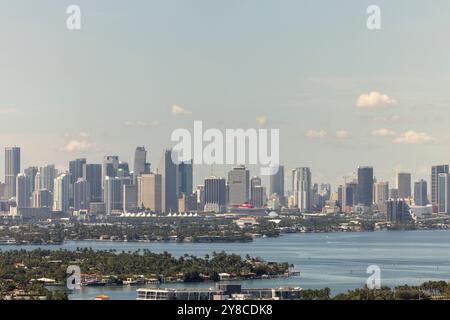 Vista panoramica dello skyline di Miami vista da un alto edificio a Miami Beach, Florida, il 3 ottobre 2024 Foto Stock