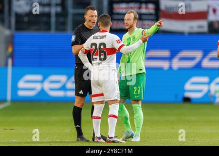 Wolfsburg, Germania. 28 settembre 2024. firo : 28.09.2024, calcio, calcio, 1. Campionato, 1. Bundesliga, VfL Wolfsburg - VfB Stuttgart arbitro Sven Jablonski in conversazione con Deniz Undav (VfB Stuttgart) e Maximilian Arnold (VfL Wolfsburg) gesti, gesti, gesti, crediti: dpa/Alamy Live News Foto Stock