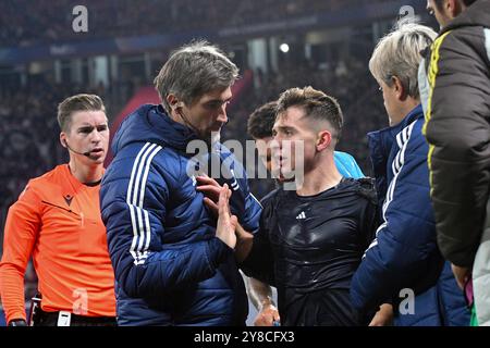 Lipsia, Germania. 2 ottobre 2024. Francisco Conceicao (Juventus Torino) Mitte, wird nach seinem 2:3 behandelt, Schiedsrichter Francois Letexier (fra) li. GER, RB Leipzig vs. Juventus Torino, Fussball, UEFA Champions League, 2. Spieltag, Saison 2024/2025, 02.10.2024 foto: Eibner-Pressefoto/Bert Harzer credito: dpa/Alamy Live News Foto Stock
