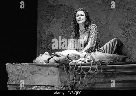 Cleopatra piange per Antonio: Judi Dench (Cleopatra), Anthony Hopkins (Mark Antony) in ANTONY E CLEOPATRA di Shakespeare all'Olivier Theatre, National Theatre (NT), Londra 09/04/1987 Set design: Alison Chitty illuminazione: Stephen Wentworth regista: Peter Hall Foto Stock