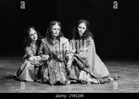 l-r: Miranda Foster (Charmian), Judi Dench (Cleopatra), Helen Fitzgerald (Iras) ad ANTONY E CLEOPATRA di Shakespeare al Teatro Olivier, Teatro Nazionale (NT), Londra 09/04/1987 Set design: Alison Chitty illuminazione: Stephen Wentworth regista: Peter Hall Foto Stock