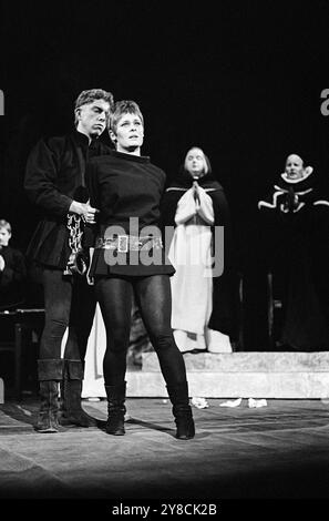 Giles Block (Bertrand de Poulengey), Judi Dench (St. Joan) a SAINT JOAN di George Bernard Shaw al Nottingham Playhouse, Nottingham, Inghilterra 02/03/1966 Set design: Patrick Robertson costumi: Rosemary Vercoe illuminazione: Geoffrey Mersereau regista: John Neville Foto Stock