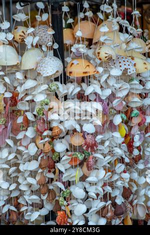 astratto di mobili e decorazioni appese utilizzate per le campane a vento realizzate con conchiglie e corde Foto Stock