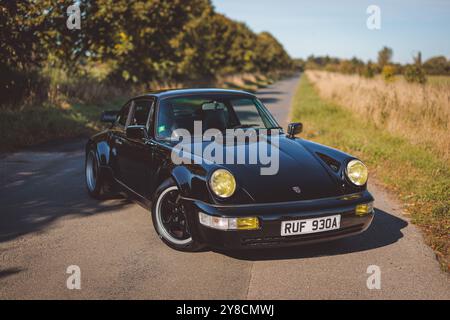 1987 Porsche 911 930 RUF 3,4 BTR fotografato nella campagna autunnale Foto Stock