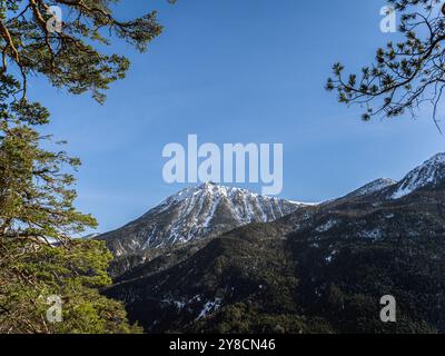 Una splendida vista sulla cima innevata del Serre Chevalier di Brianza, su un cielo azzurro e limpido. L'aspro paesaggio montano ne mette in mostra la bellezza Foto Stock