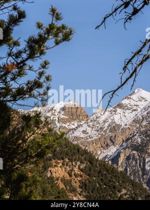 Una splendida vista sulla cima innevata del Serre Chevalier di Brianza, su un cielo azzurro e limpido. L'aspro paesaggio montano ne mette in mostra la bellezza Foto Stock