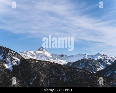 Una splendida vista sulla cima innevata del Serre Chevalier di Brianza, su un cielo azzurro e limpido. L'aspro paesaggio montano ne mette in mostra la bellezza Foto Stock