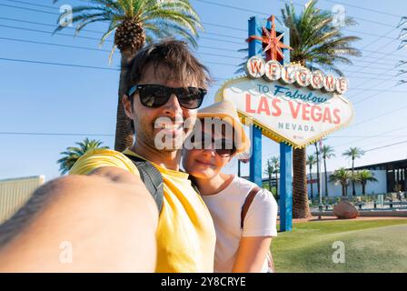 Felice giovane coppia di turisti si fanno un selfie vicino a Las Vegas cartello di benvenuto. Due studenti usciti fanno autoritratto - Nevada, USA Foto Stock