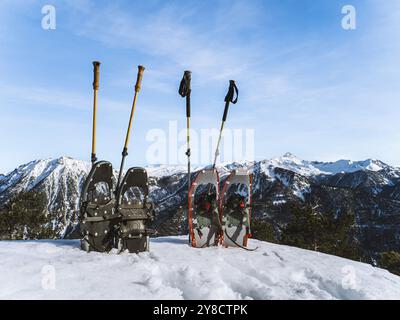 Una splendida vista sulla cima innevata del Serre Chevalier di Brianza, su un cielo azzurro e limpido. L'aspro paesaggio montano ne mette in mostra la bellezza Foto Stock