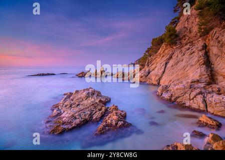 Alba rossa a Cala sa Boadella, a Lloret de Mar, Costa Brava (la Selva, Girona, Catalogna, Spagna) ESP Amanecer rojizo en la Cala sa Boadella, Gerona Foto Stock