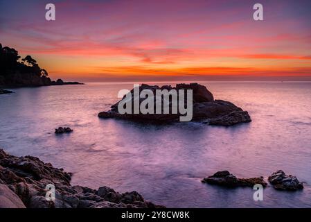 Alba rossa a Cala sa Boadella, a Lloret de Mar, Costa Brava (la Selva, Girona, Catalogna, Spagna) ESP Amanecer rojizo en la Cala sa Boadella, Gerona Foto Stock