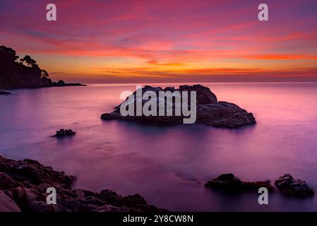 Alba rossa a Cala sa Boadella, a Lloret de Mar, Costa Brava (la Selva, Girona, Catalogna, Spagna) ESP Amanecer rojizo en la Cala sa Boadella, Gerona Foto Stock