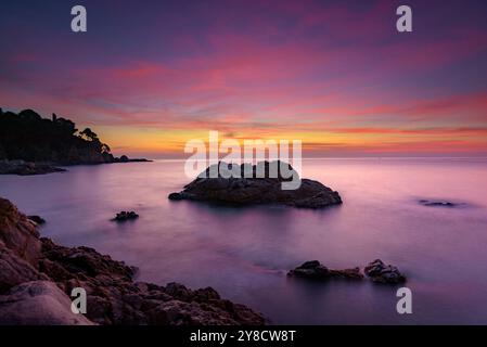 Alba rossa a Cala sa Boadella, a Lloret de Mar, Costa Brava (la Selva, Girona, Catalogna, Spagna) ESP Amanecer rojizo en la Cala sa Boadella, Gerona Foto Stock