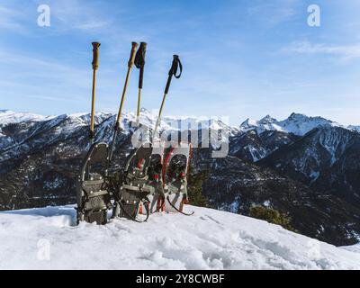 Una splendida vista sulla cima innevata del Serre Chevalier di Brianza, su un cielo azzurro e limpido. L'aspro paesaggio montano ne mette in mostra la bellezza Foto Stock