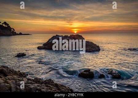 Alba rossa a Cala sa Boadella, a Lloret de Mar, Costa Brava (la Selva, Girona, Catalogna, Spagna) ESP Amanecer rojizo en la Cala sa Boadella, Gerona Foto Stock