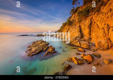 Alba rossa a Cala sa Boadella, a Lloret de Mar, Costa Brava (la Selva, Girona, Catalogna, Spagna) ESP Amanecer rojizo en la Cala sa Boadella, Gerona Foto Stock