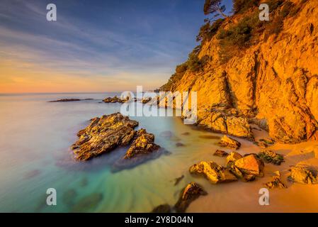 Alba rossa a Cala sa Boadella, a Lloret de Mar, Costa Brava (la Selva, Girona, Catalogna, Spagna) ESP Amanecer rojizo en la Cala sa Boadella, Gerona Foto Stock